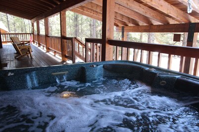 Popular Log Home. Perfect for Family Getaway! Close to Town. Hot Tub.