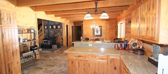 Popular Log Home. Perfect for Family Getaway! Close to Town. Hot Tub.