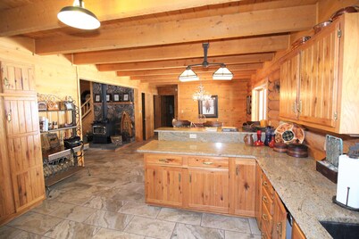 Popular Log Home. Perfect for Family Getaway! Close to Town. Hot Tub.