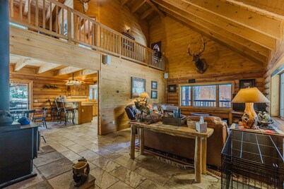 Popular Log Home. Perfect for Family Getaway! Close to Town. Hot Tub.