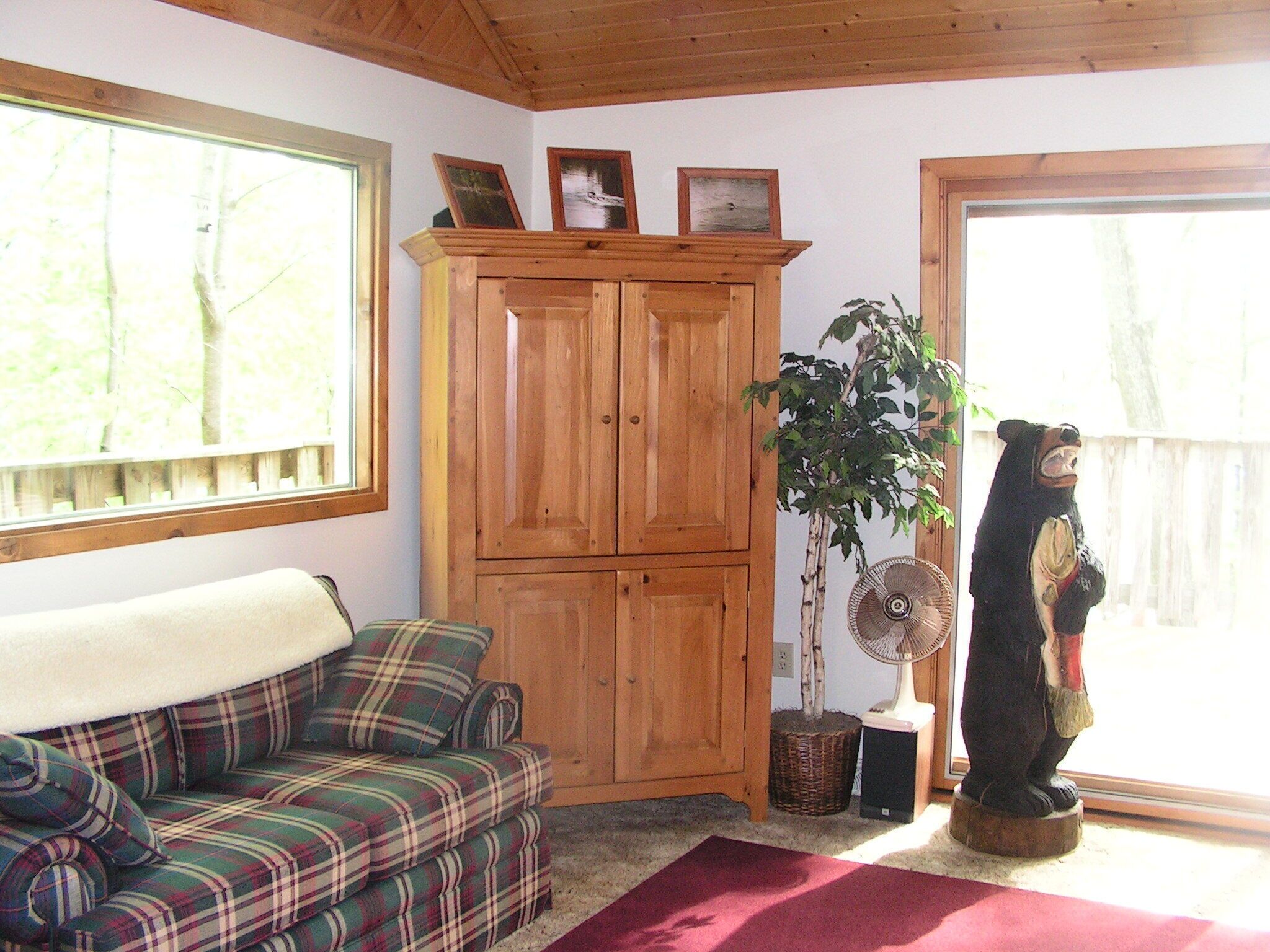 Fernseher, DVD-Player, Bücher, Videothek