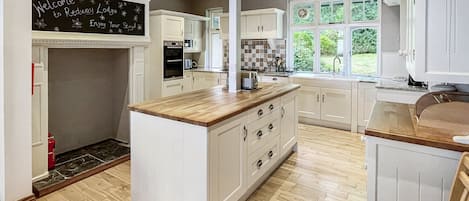 Microondas, horno, lavavajillas y periquera