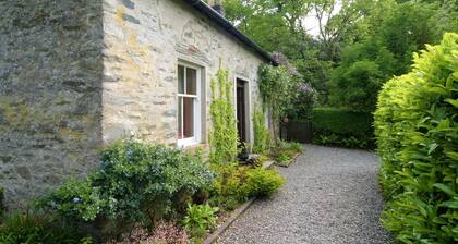 Traditional Springburn cottage, Loch Fyne 50m, sleeps 5
