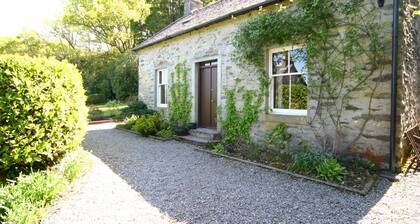 Traditional Springburn cottage, Loch Fyne 50m, sleeps 5
