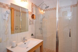 Bathtub, hair dryer, towels - Rural and friendly, Casa de Mercedes Pollensa 057 (Pollensa)