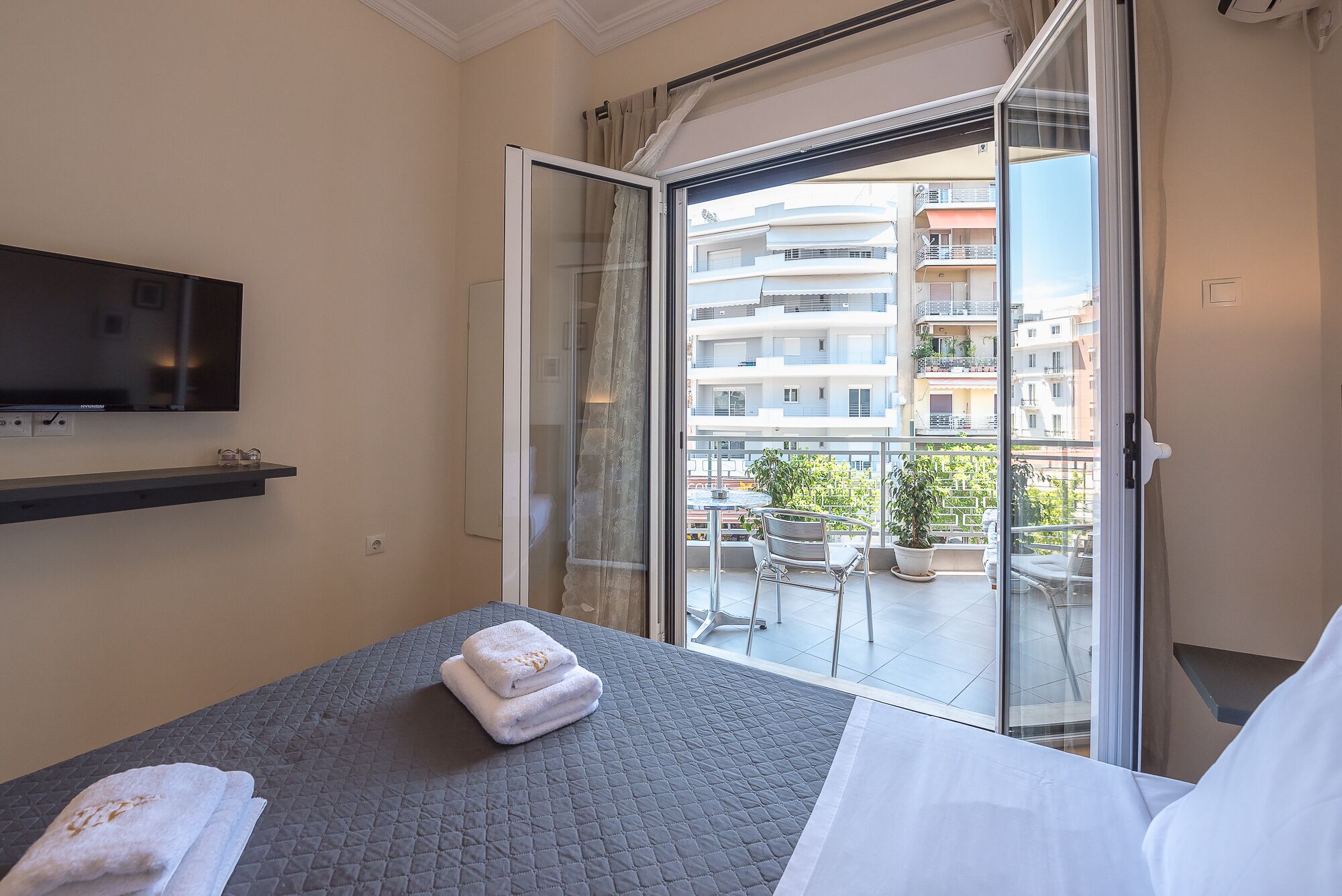 2 slaapkamers, een kluis op de kamer, een bureau