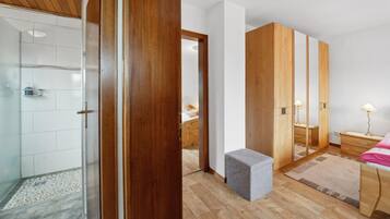 2 Schlafzimmer, Reisekinderbett