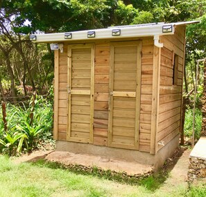 Shower, hydromassage showerhead, free toiletries, towels