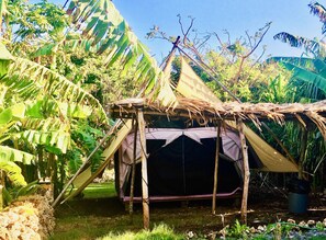 Cabaña Deluxe, varias camas, vistas al mar | Tabla de planchar con plancha y ropa de cama