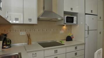 Een koelkast, een magnetron, een oven, een kookplaat