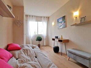 3 bedrooms, iron/ironing board, WiFi, bed sheets