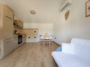 TV - Apartment Edi with large garden for shared use (Rakalj)