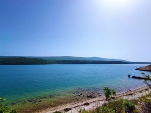 Beach nearby - Apartment Edi with large garden for shared use (Rakalj)