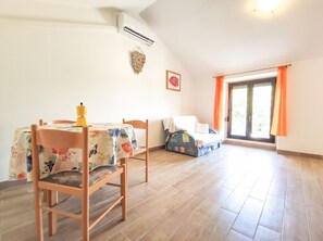 Interior - Apartment Edi with large garden for shared use (Rakalj)