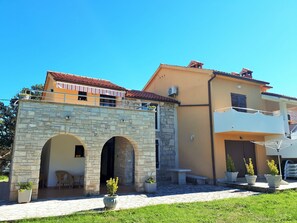 Exterior - Apartment Edi with large garden for shared use (Rakalj)