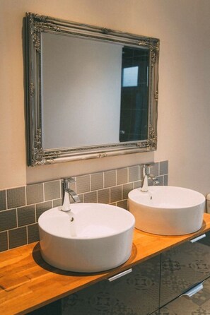 Assecador de cabells, tovalloles, sabó i xampú 