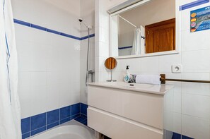 Badekar, hårføner og håndklær