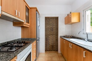 Fridge, microwave, oven, coffee/tea maker