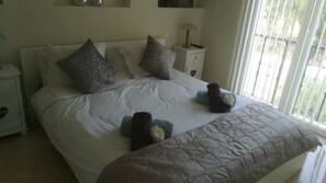 2 bedrooms, iron/ironing board, travel crib, free WiFi - Sweeping sea views: close to beach, bars and restaurants (Riviera Del Sol, Malaga)