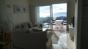 Smart TV, DVD player, table tennis, books - Sweeping sea views: close to beach, bars and restaurants (Riviera Del Sol, Malaga)