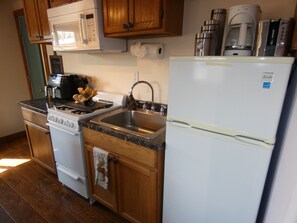 Fridge, microwave, oven, stovetop - Yellowstone Two Bed Studio Just One Mile From Yellowstone's Main Entrance (West Yellowstone)