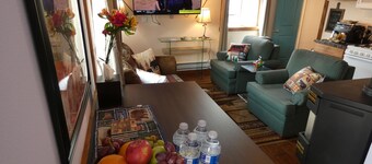 Yellowstone Two Bed Studio Just One Mile From Yellowstone's Main Entrance