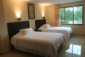 Habitació amb dos llits individuals Deluxe, 2 llits dobles, no fumadors | 1 dormitori, roba de llit d'alta qualitat i cobrellits 