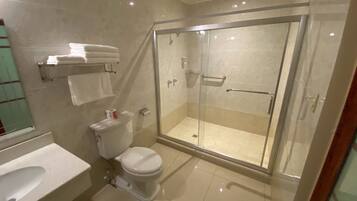 Shower, rainfall showerhead, free toiletries, hair dryer