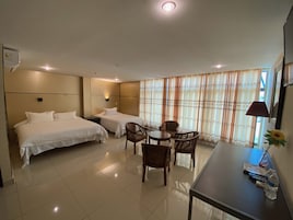 Habitación triple familiar, varias camas, no fumadores | 1 dormitorio, ropa de cama de alta calidad, edredones de plumas