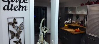 Bella casa moderna indietro di campagna catalana vicino al mare