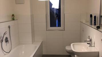 Baignoire, serviettes fournies, savon, papier toilette