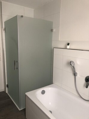 Een bad, handdoeken, zeep, toiletpapier