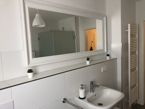 Badewanne, Handtücher, Seife, Toilettenpapier