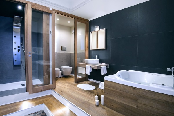Suite Deluxe, idromassaggio | Bagno | Set di cortesia gratuito, asciugacapelli, pantofole, bidet