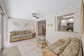 Hus - flere senge (Cozy home with sunroom, pool and step) | Opholdsområde