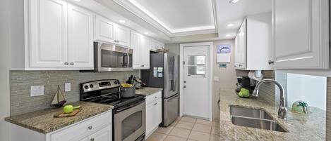 House, Multiple Beds (Cozy home with sunroom, pool and step) | Private kitchen