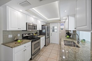 House, Multiple Beds (Cozy home with sunroom, pool and step) | Private kitchen