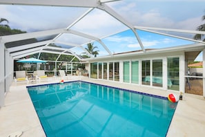 Hus - flera sängar (Cozy home with sunroom, pool and step) | Pool | Uppvärmd pool