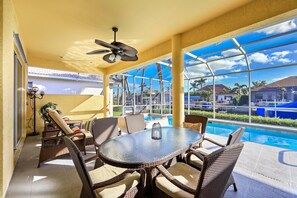Rumah, Beberapa Tempat Tidur (Large waterfront home with all-day su) | Tempat makan outdoor