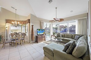 Ferienhaus, Mehrere Betten (Large waterfront home with all-day su) | Wohnbereich | Flachbildfernseher