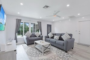 Casa, varias camas (768 Sea Court) | Área de sala de estar | Televisión de pantalla plana 