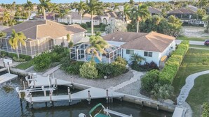 Un quartier résidentiel avec des maisons, un quai et une piscine.