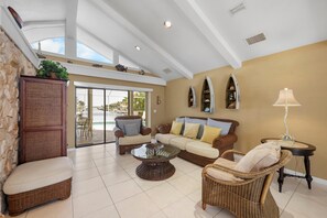 House, Multiple Beds (Boater’s paradise with unmatched wate) | Living area