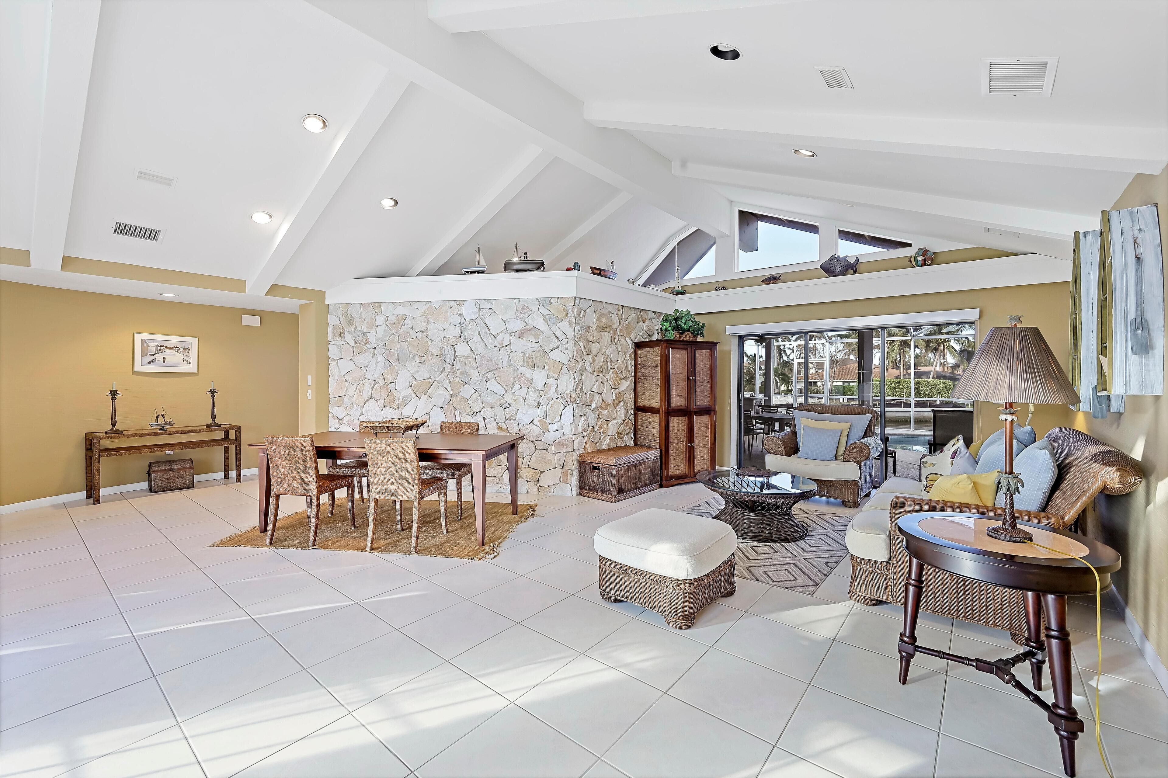 House, Multiple Beds (Boater’s paradise with unmatched wate) | Dining