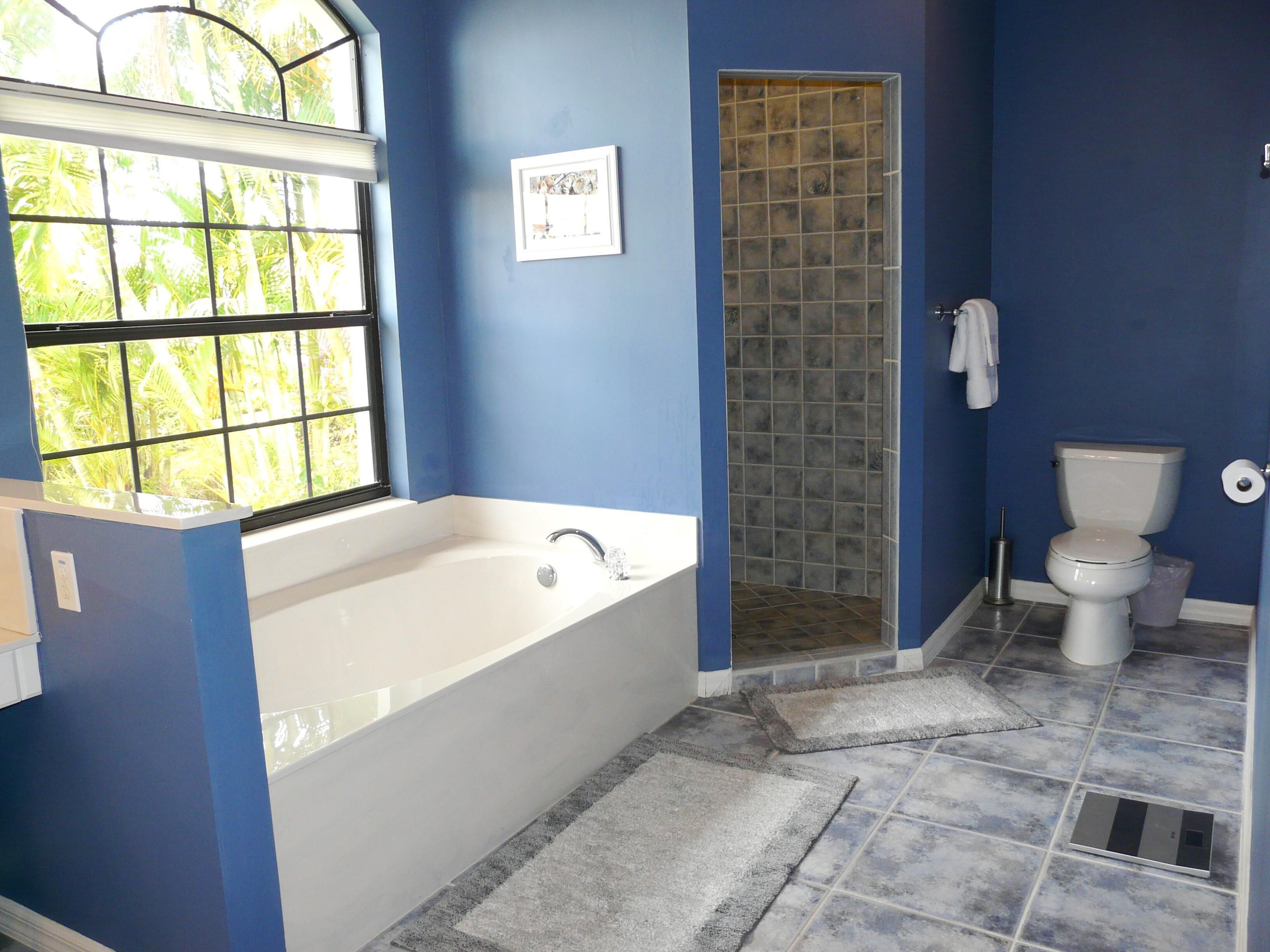 Ein Badezimmer mit Badewanne, Toilette und Dusche.