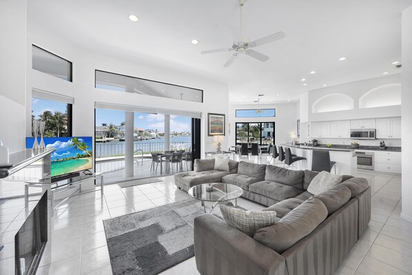 Ferienhaus, Mehrere Betten (Waterfront home on key lot with pool,) | Wohnbereich | Flachbildfernseher