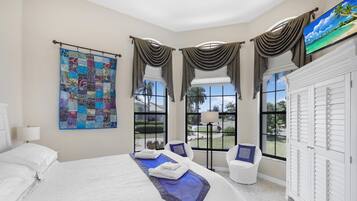 Casa, varias camas (Waterfront home on key lot with pool,) | 4 habitaciones, tabla de planchar con plancha y ropa de cama