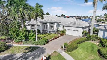 Casa, varias camas (Waterfront home on key lot with pool,) | Exterior