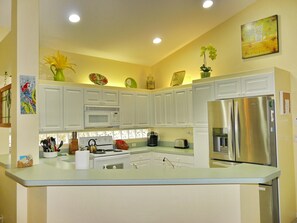 Casa, varias camas (213 Sabal Lake Drive) | Cocina privada | Frigorífico, microondas, horno y placa de cocina