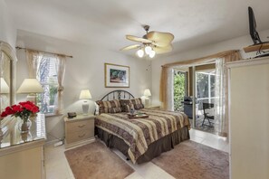 独立别墅, 多张床 (Peaceful home with pool and steps to ) | 4 多间卧室、熨斗/熨衣板、床单